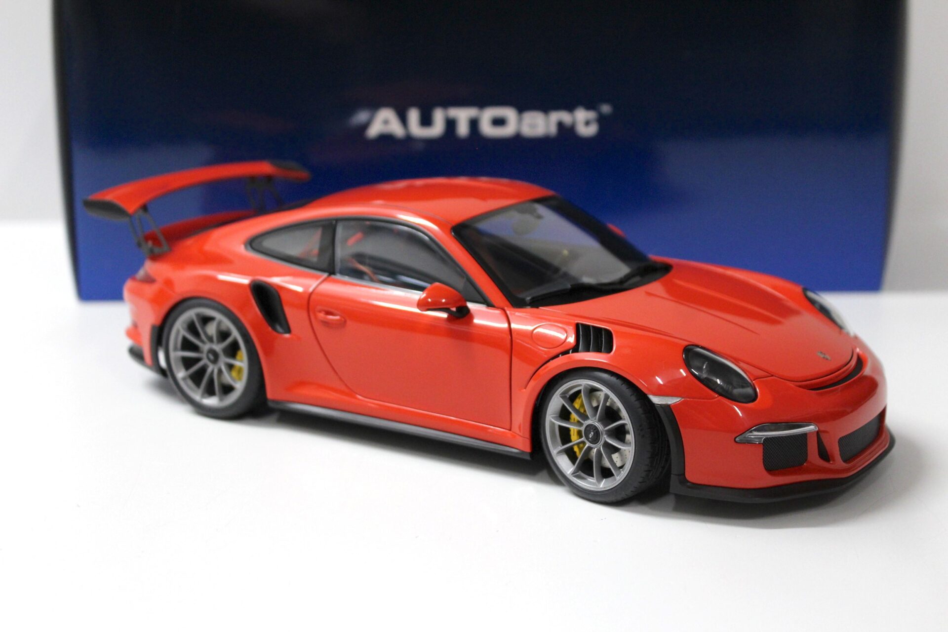 1:18 AUTOart Porsche 911 (991) GT3 RS Lava orange/ grey wheel 2016