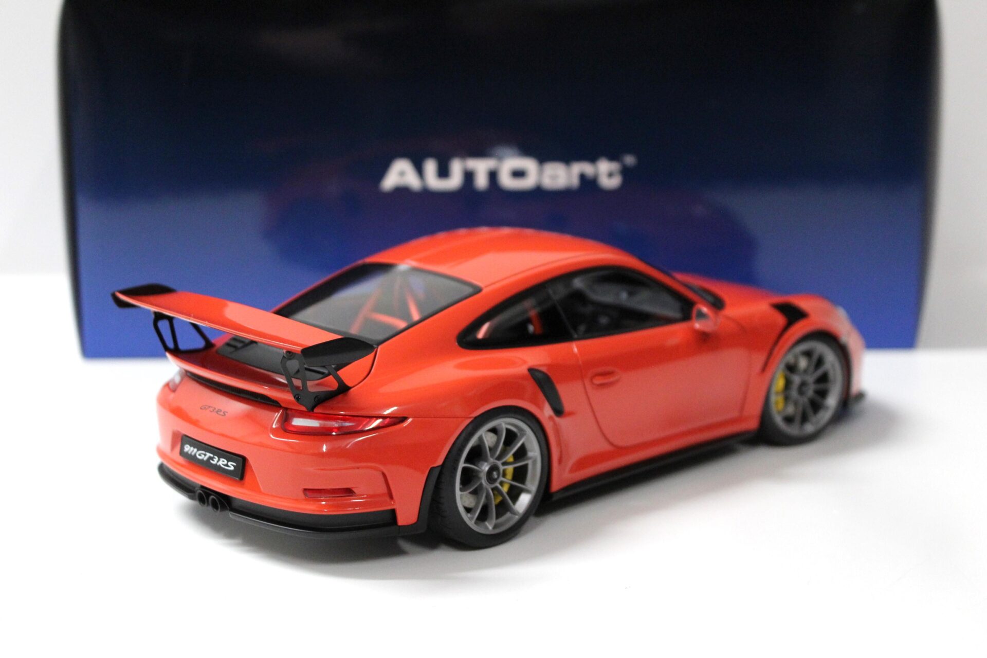 1:18 AUTOart Porsche 911 (991) GT3 RS Lava orange/ grey wheel 2016