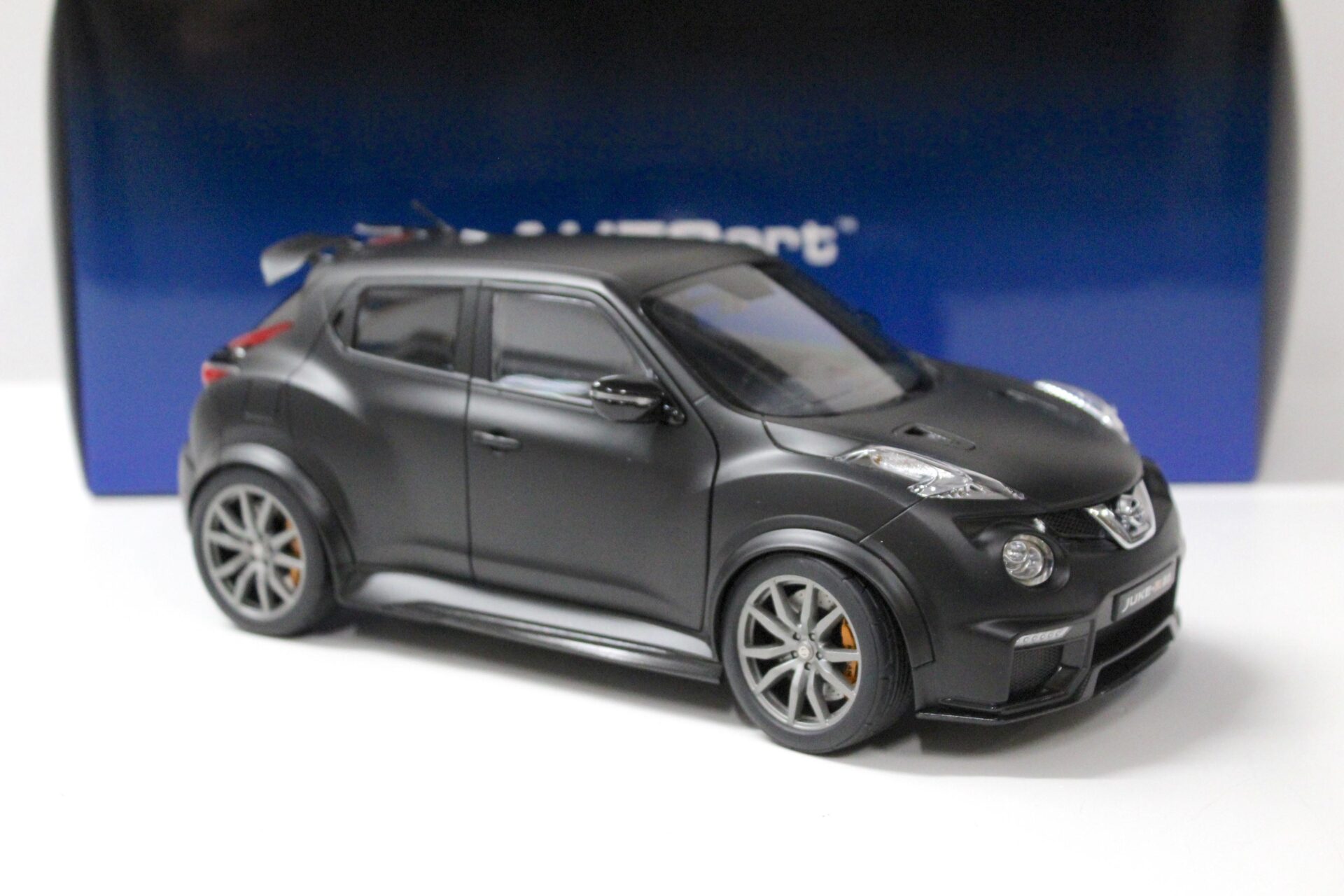 1:18 AUTOart Nissan Juke R 2.0 matt black 2016