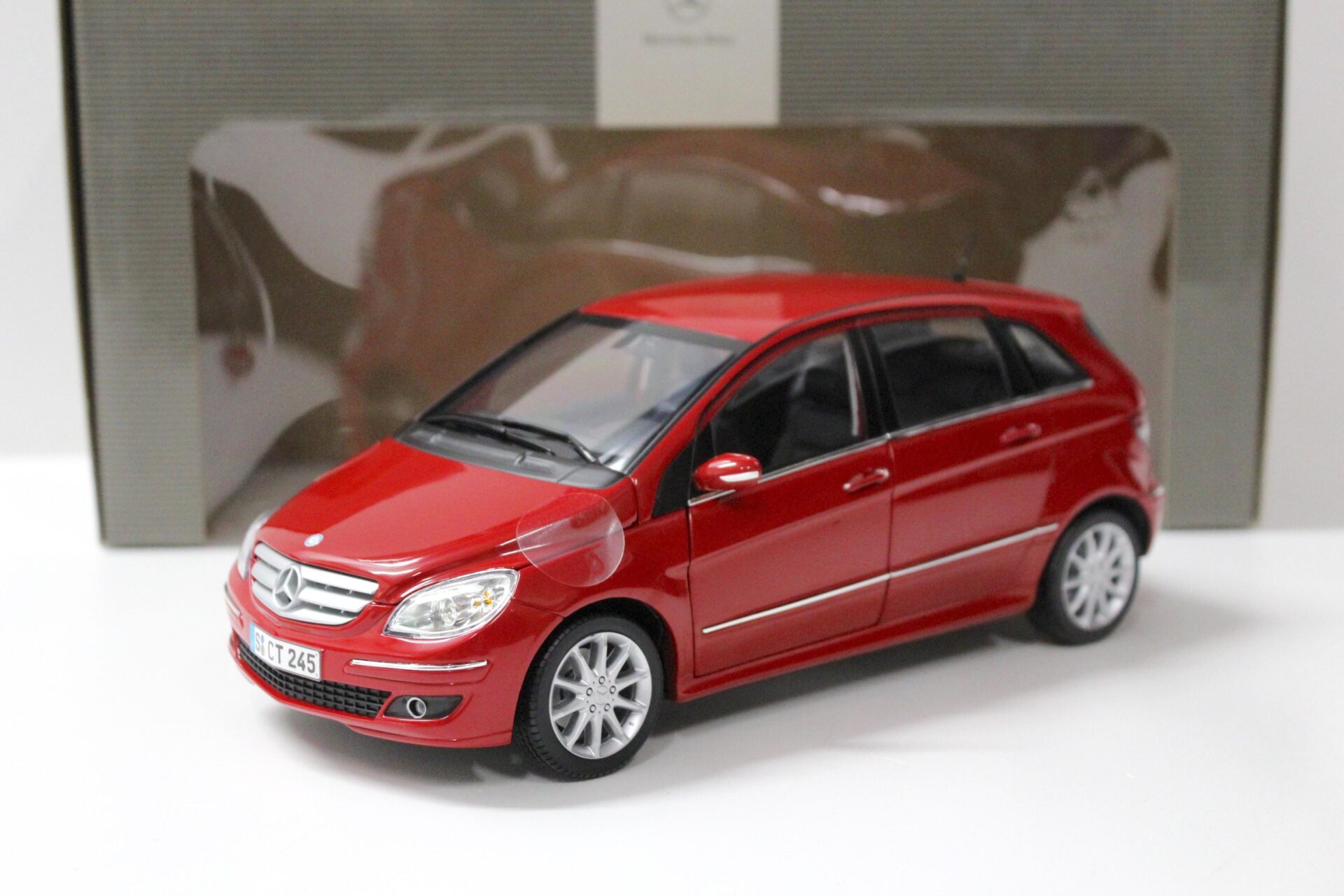 1:18 Kyosho Mercedes B-Klasse red DEALER VERSION