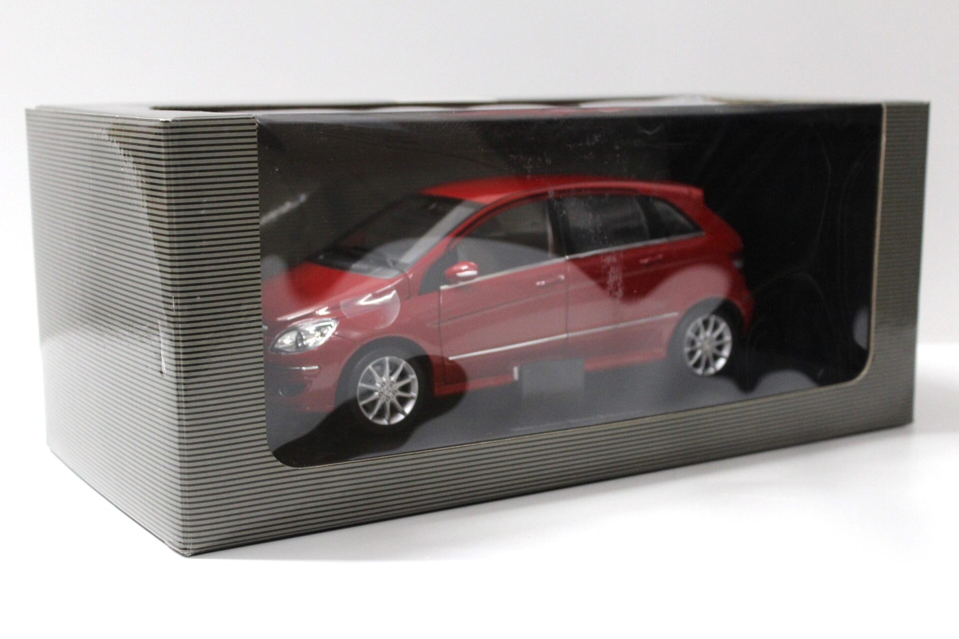 1:18 Kyosho Mercedes B-Klasse red DEALER VERSION