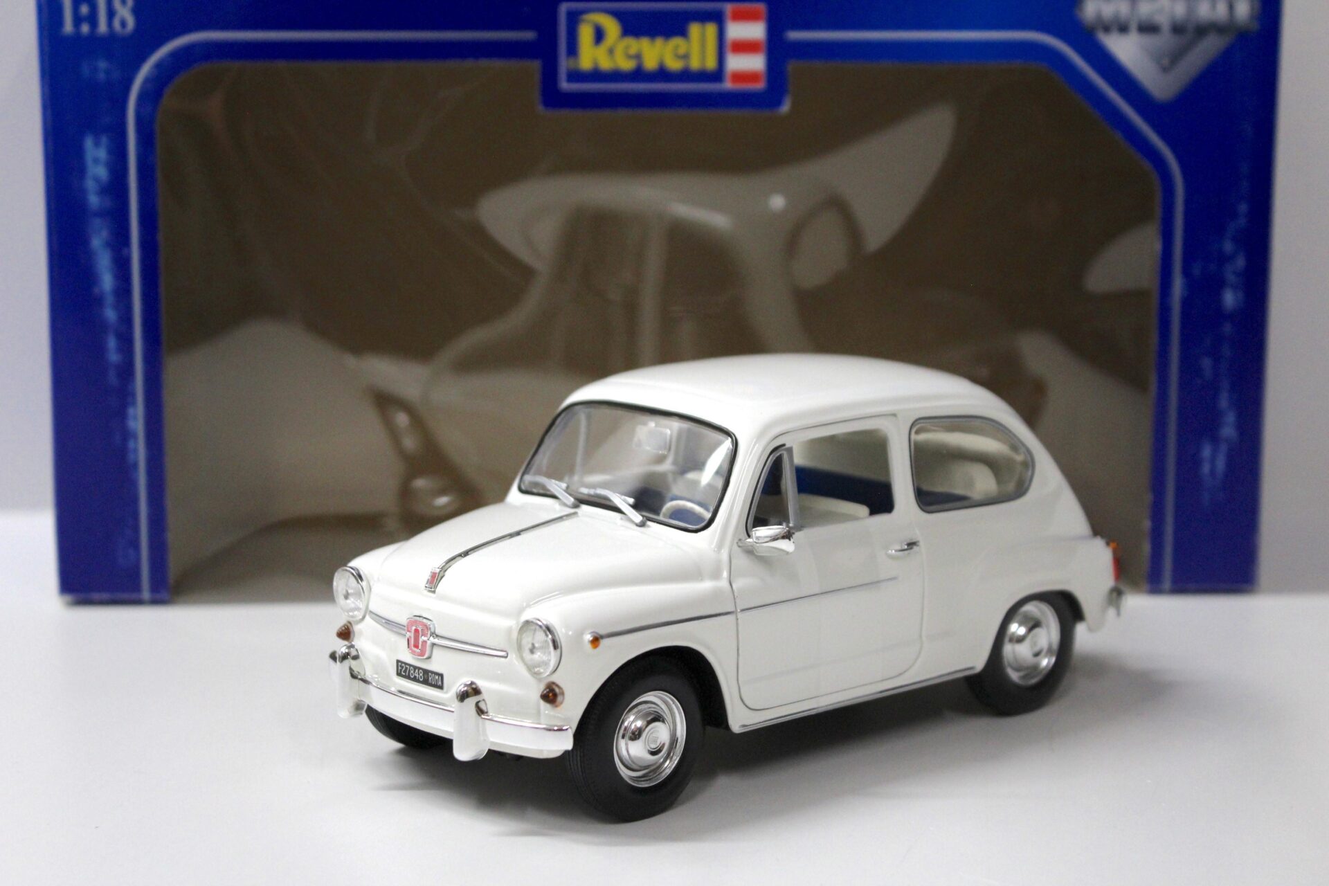 1:18 Revell Fiat 600 D white