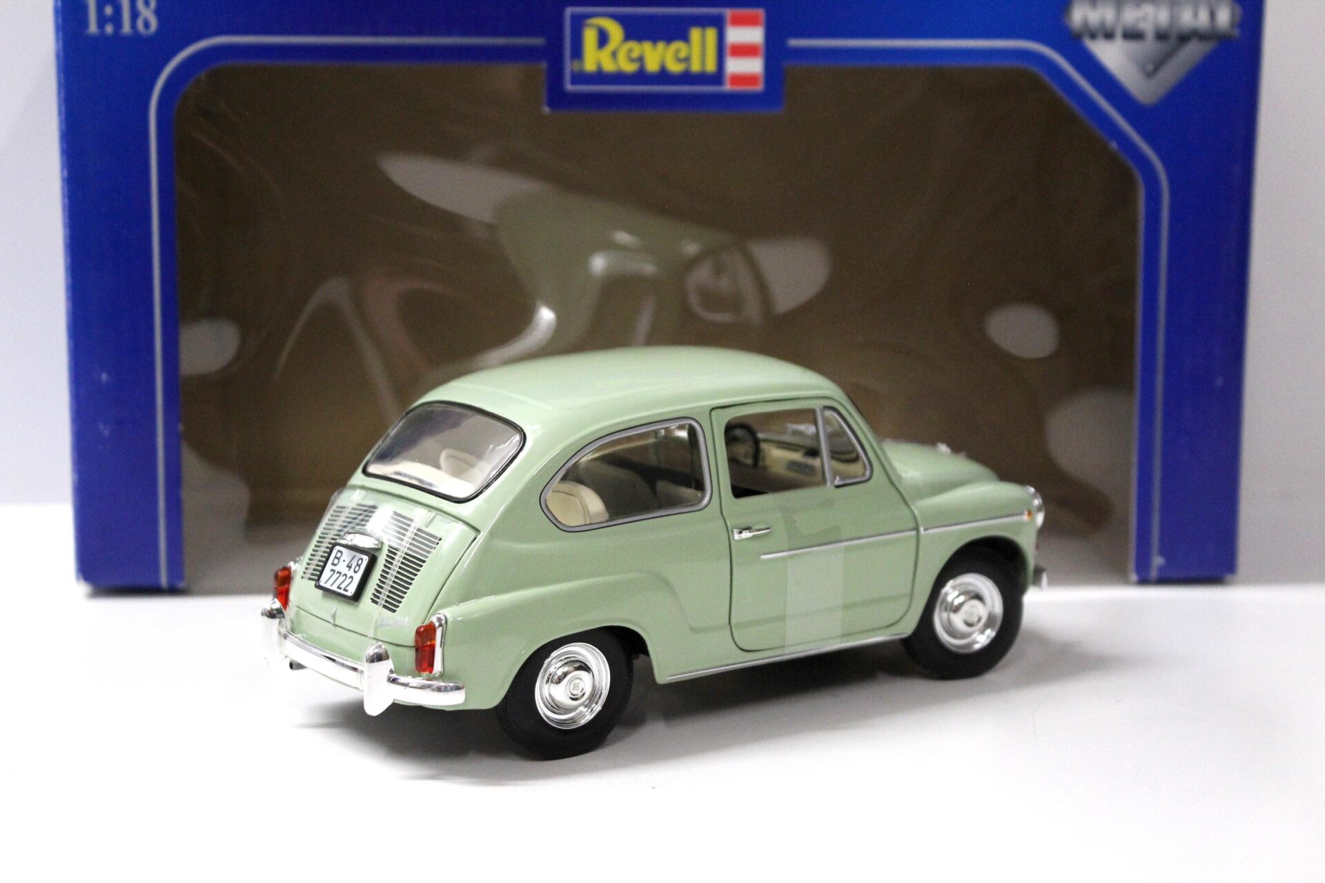 1:18 Revell Seat 600 D light green