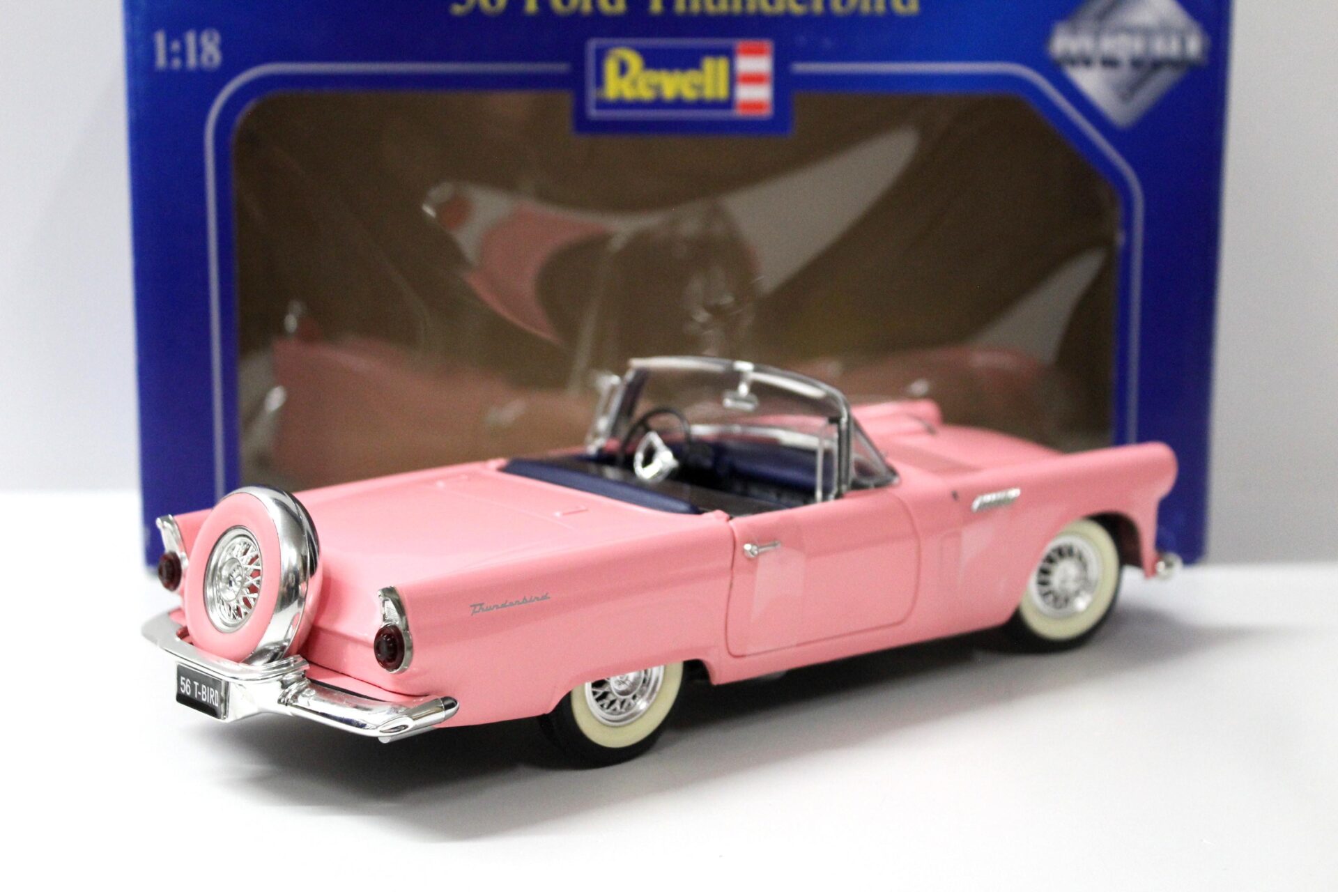1:18 Revell Ford Thunderbird Convertible pink 1956