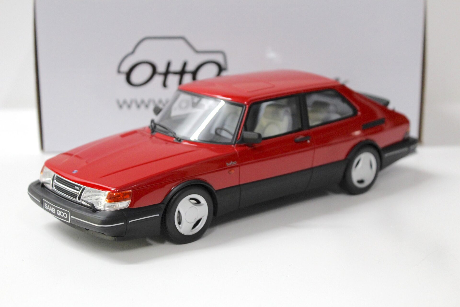 1:18 OTTO mobile OT181 Saab 900 Turbo Aero red