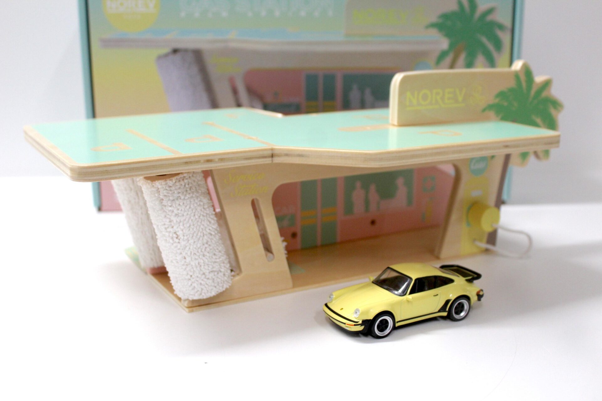 1:43 Norev Gas Station Palm Springs Station Service Diorama Holz + Porsche 911