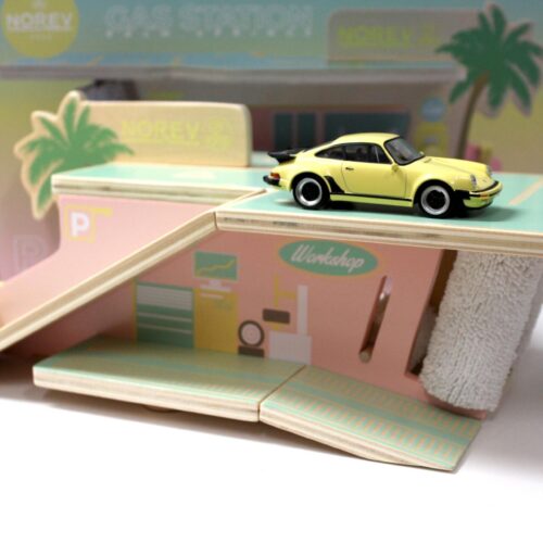 1:43 Norev Gas Station Palm Springs Station Service Diorama Holz + Porsche 911