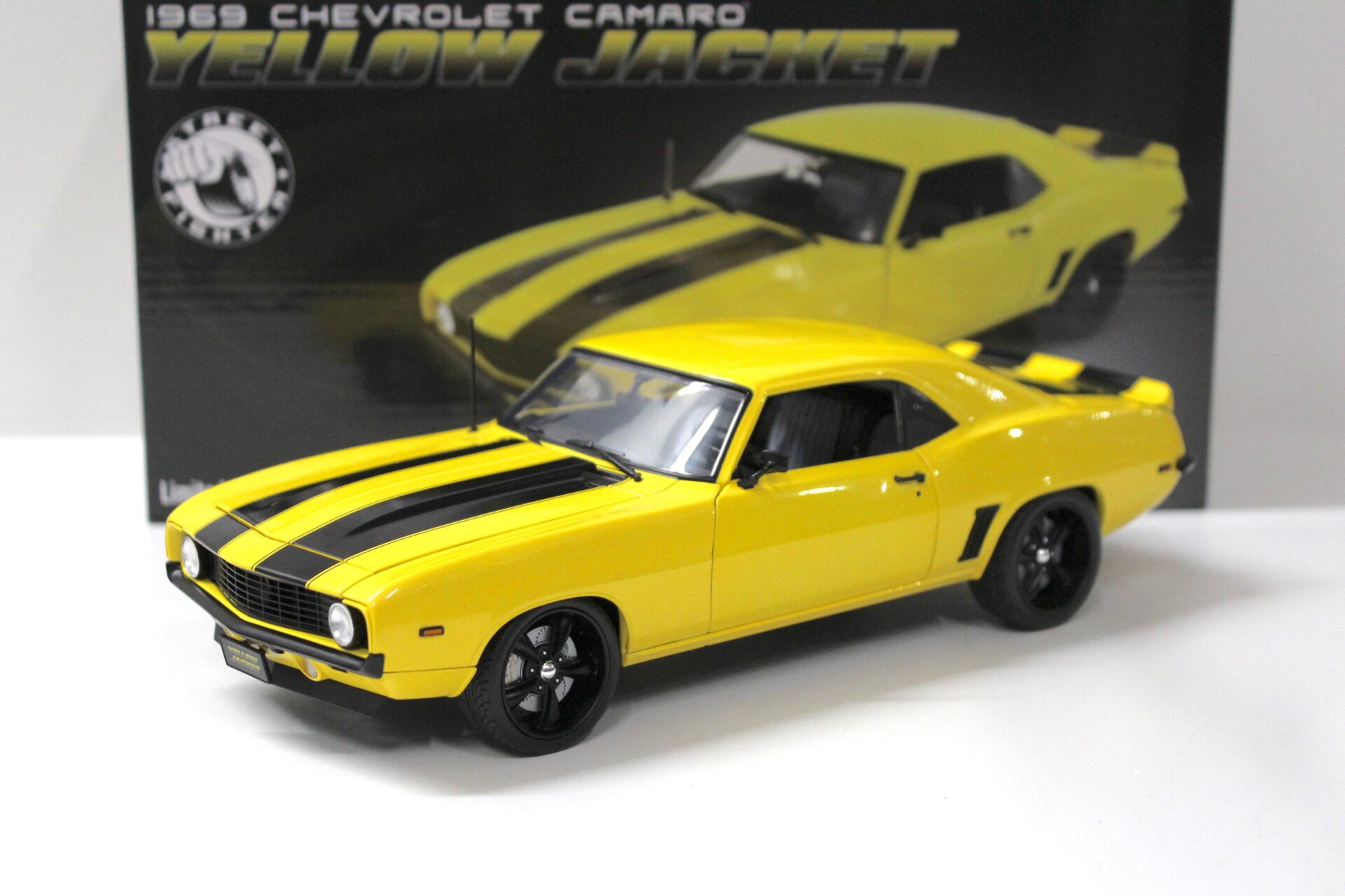 1:18 ACME 1969 Chevrolet Camaro Z28 Coupe Yellow Jacket / black stripes