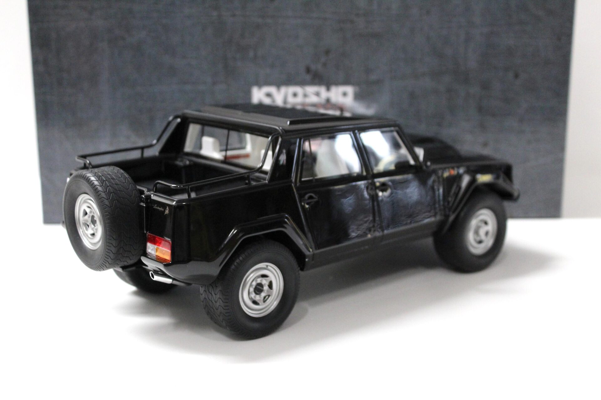 1:18 Kyosho Lamborghini LM002 black