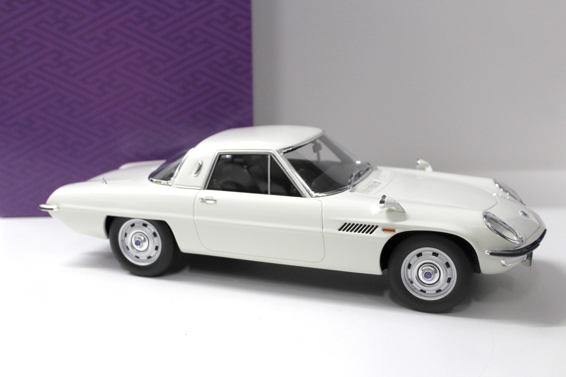 1:12 Kyosho Mazda Cosmo Sport Coupe white