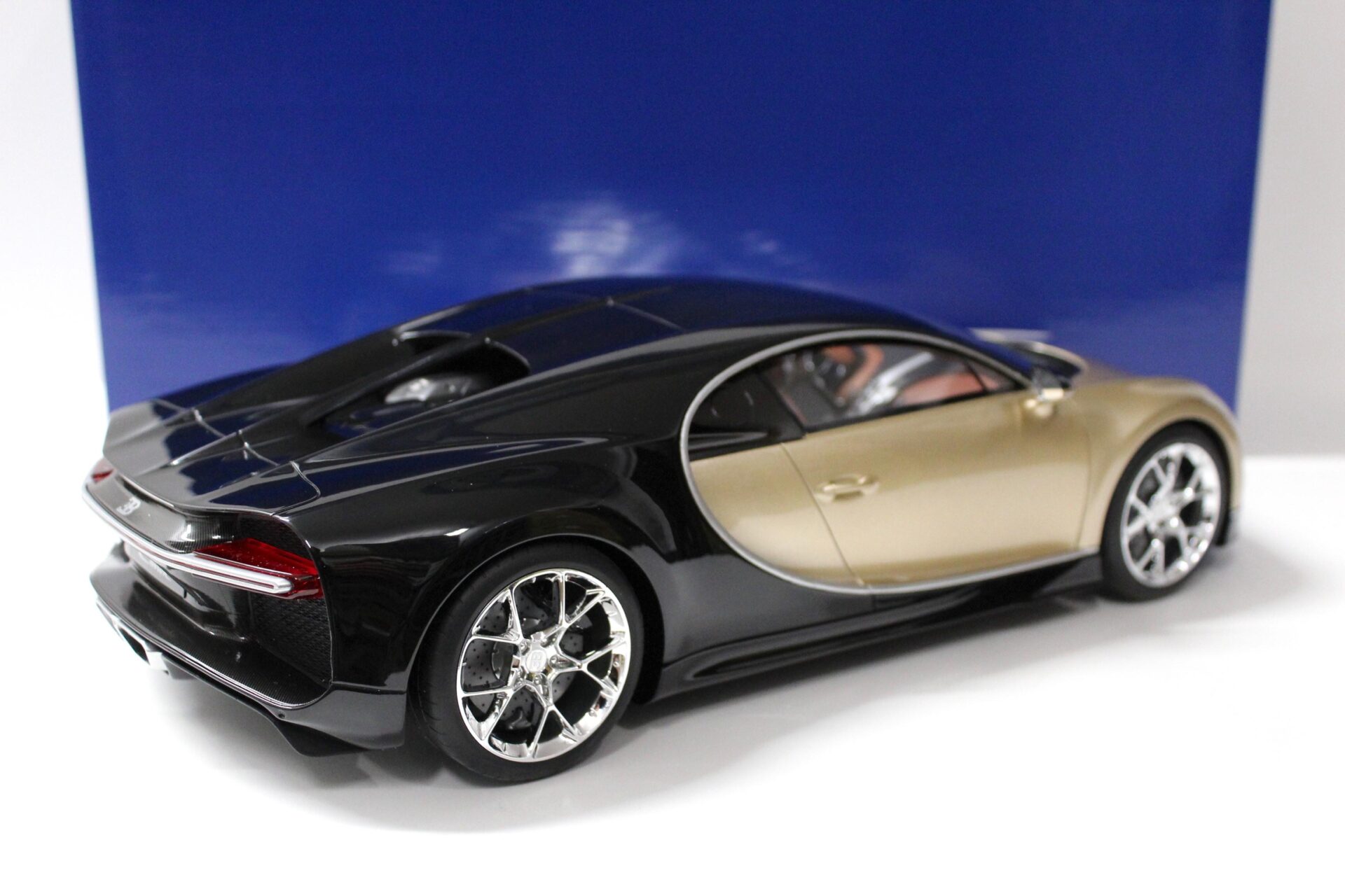 1:12 Kyosho Bugatti Chiron gold metallic/ black