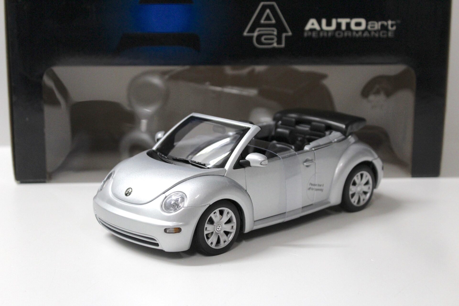 ID 54038 orig.jpg 1:18 AUTOart VW New Beetle Cabriolet Reflex silver metallic