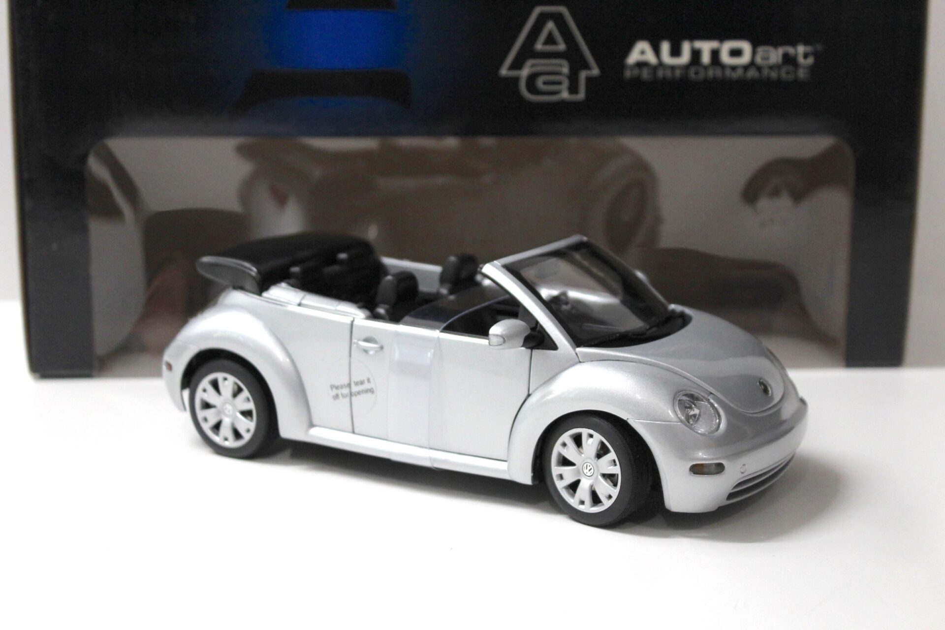 1:18 AUTOart VW New Beetle Cabriolet Reflex silver metallic