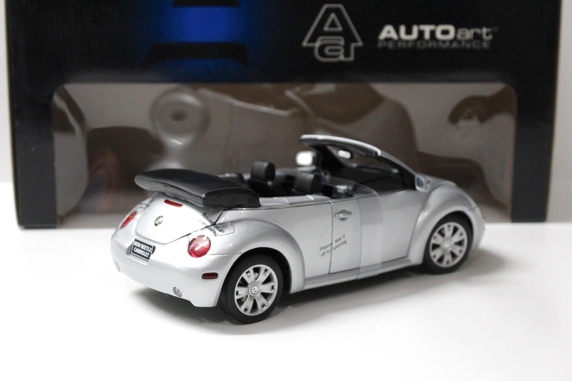 1:18 AUTOart VW New Beetle Cabriolet Reflex silver metallic