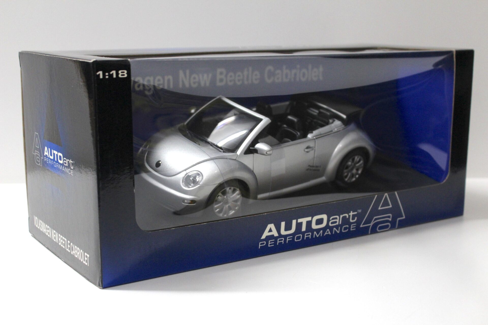 1:18 AUTOart VW New Beetle Cabriolet Reflex silver metallic