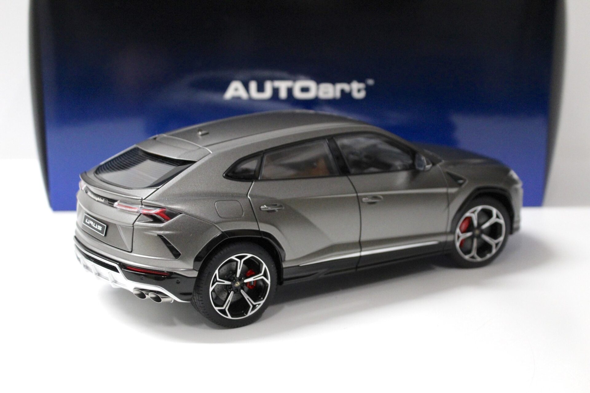 1:18 AUTOart Lamborghini Urus 2018 Grigio Titans/ matt grey
