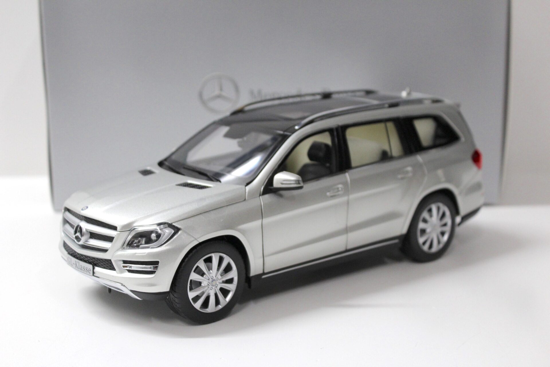 ID 54118 orig.jpg 1:18 Norev Mercedes GL-Klasse 2012 iridium silver metallic DEALER VERSION