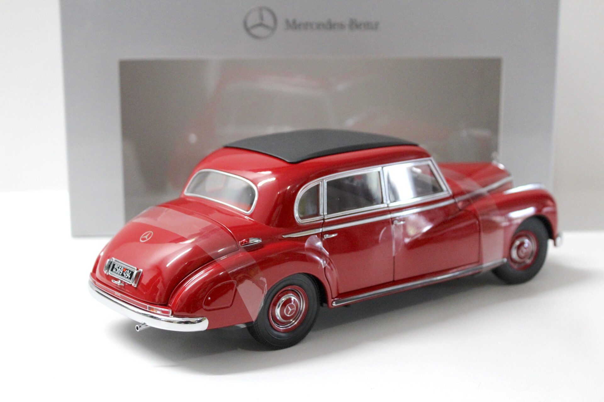 1:18 Norev Mercedes Typ 300 red 1955 DEALER VERSION