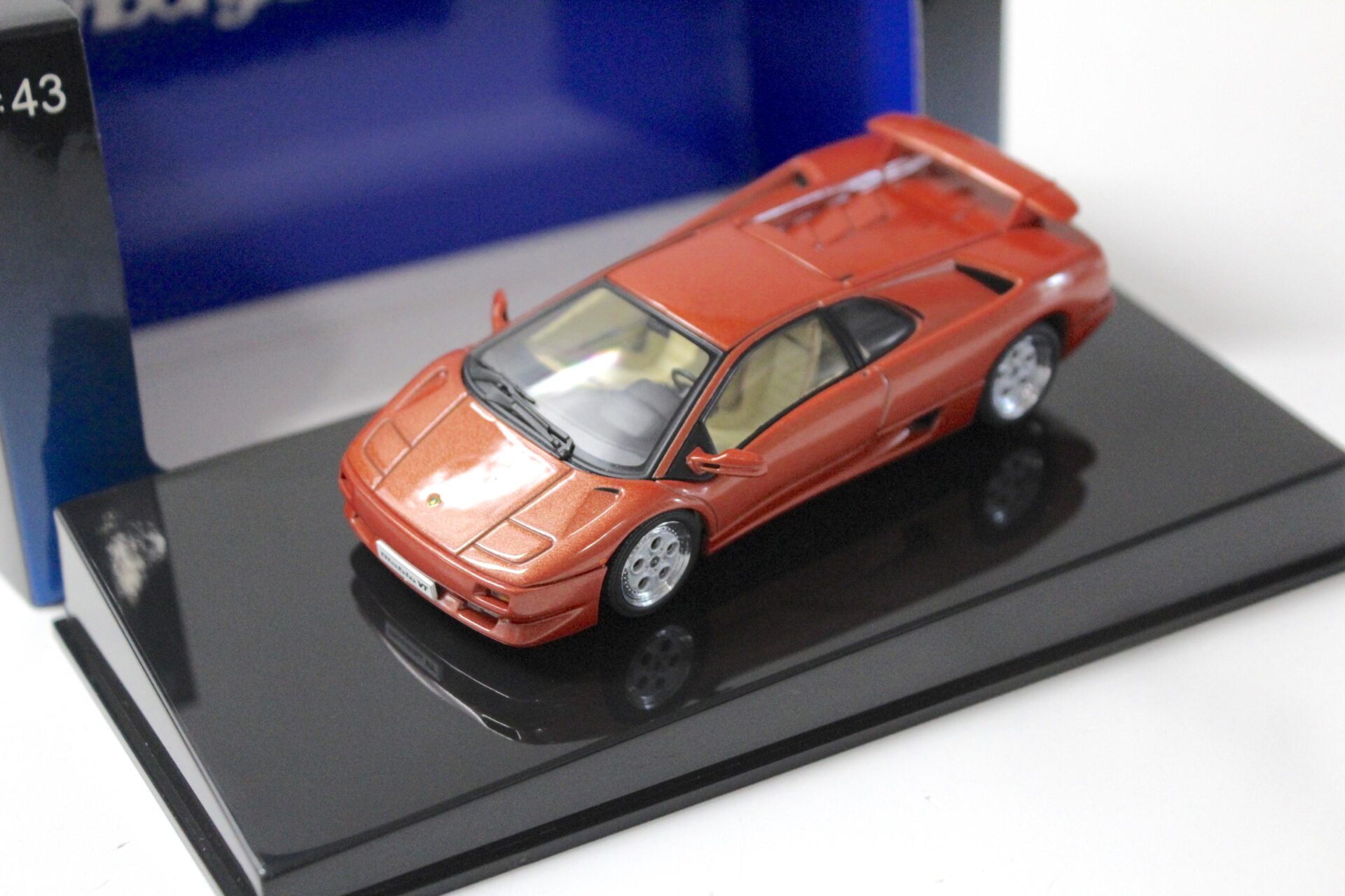 ID 54329 orig.jpg 1:43 AUTOart Lamborghini Diablo Coupe VT metallic red