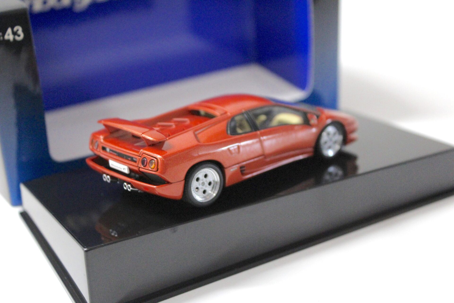 1:43 AUTOart Lamborghini Diablo Coupe VT metallic red