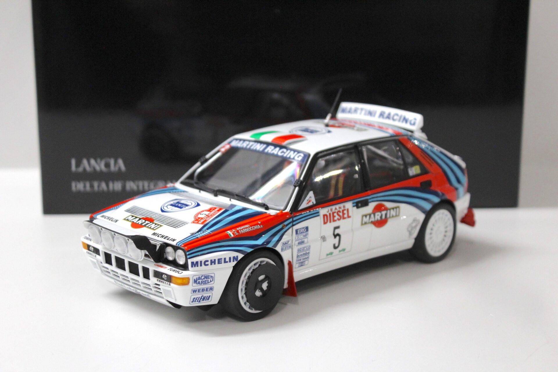 1:18 Kyosho Lancia Delta HF Integrale 1992 Rally Sanremo #5 Martini Racing