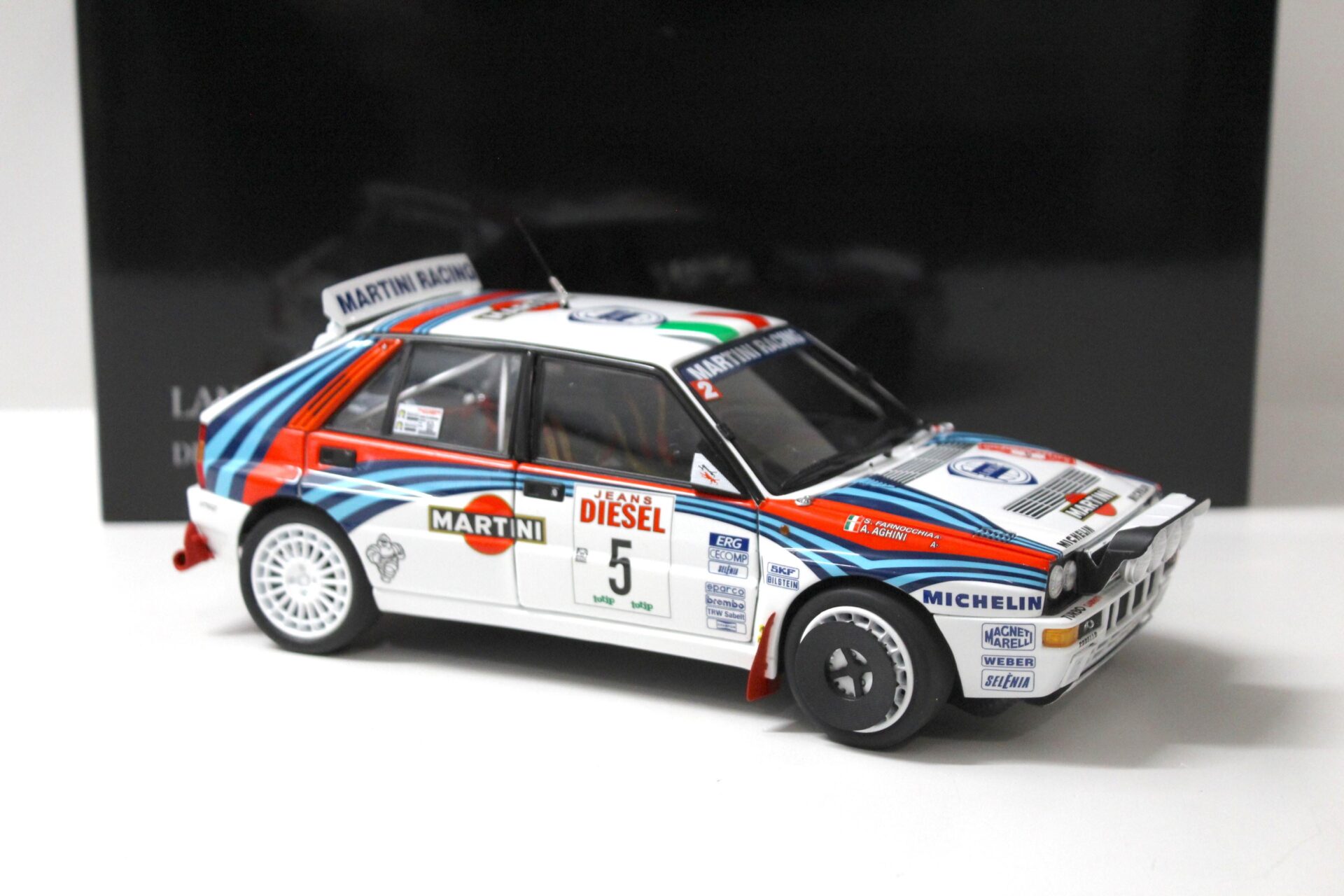 1:18 Kyosho Lancia Delta HF Integrale 1992 Rally Sanremo #5 Martini Racing