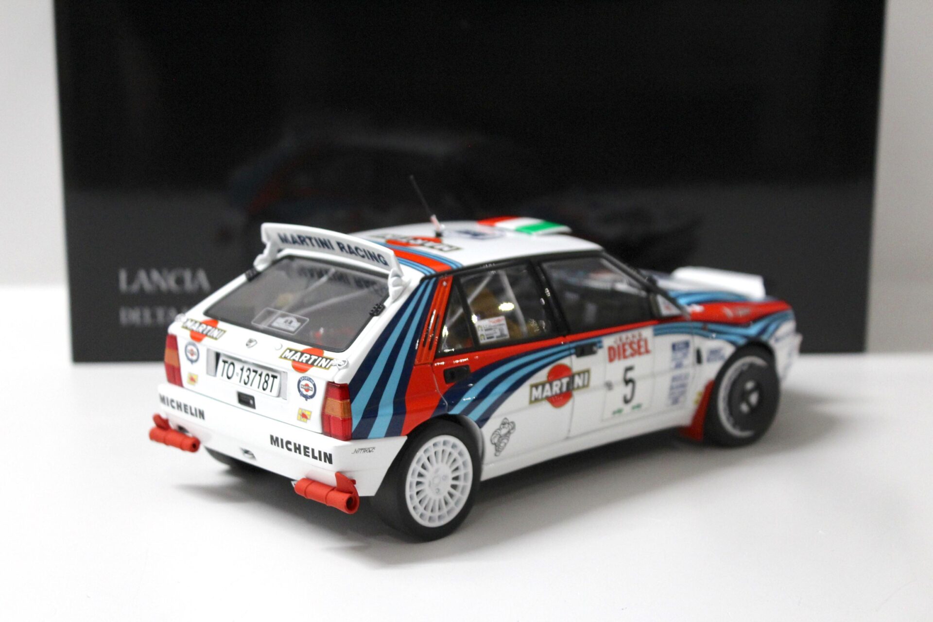 1:18 Kyosho Lancia Delta HF Integrale 1992 Rally Sanremo #5 Martini Racing