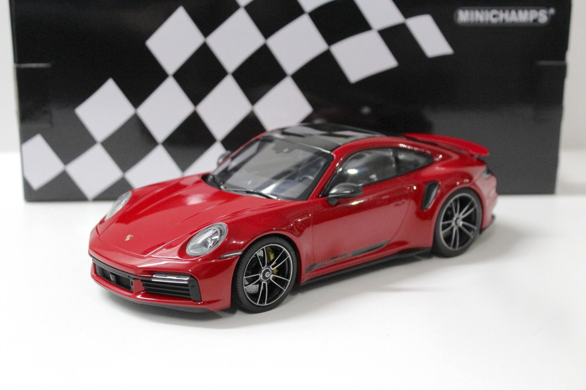 1:18 Minichamps Porsche 911 (992) Turbo S Coupe 2020 red