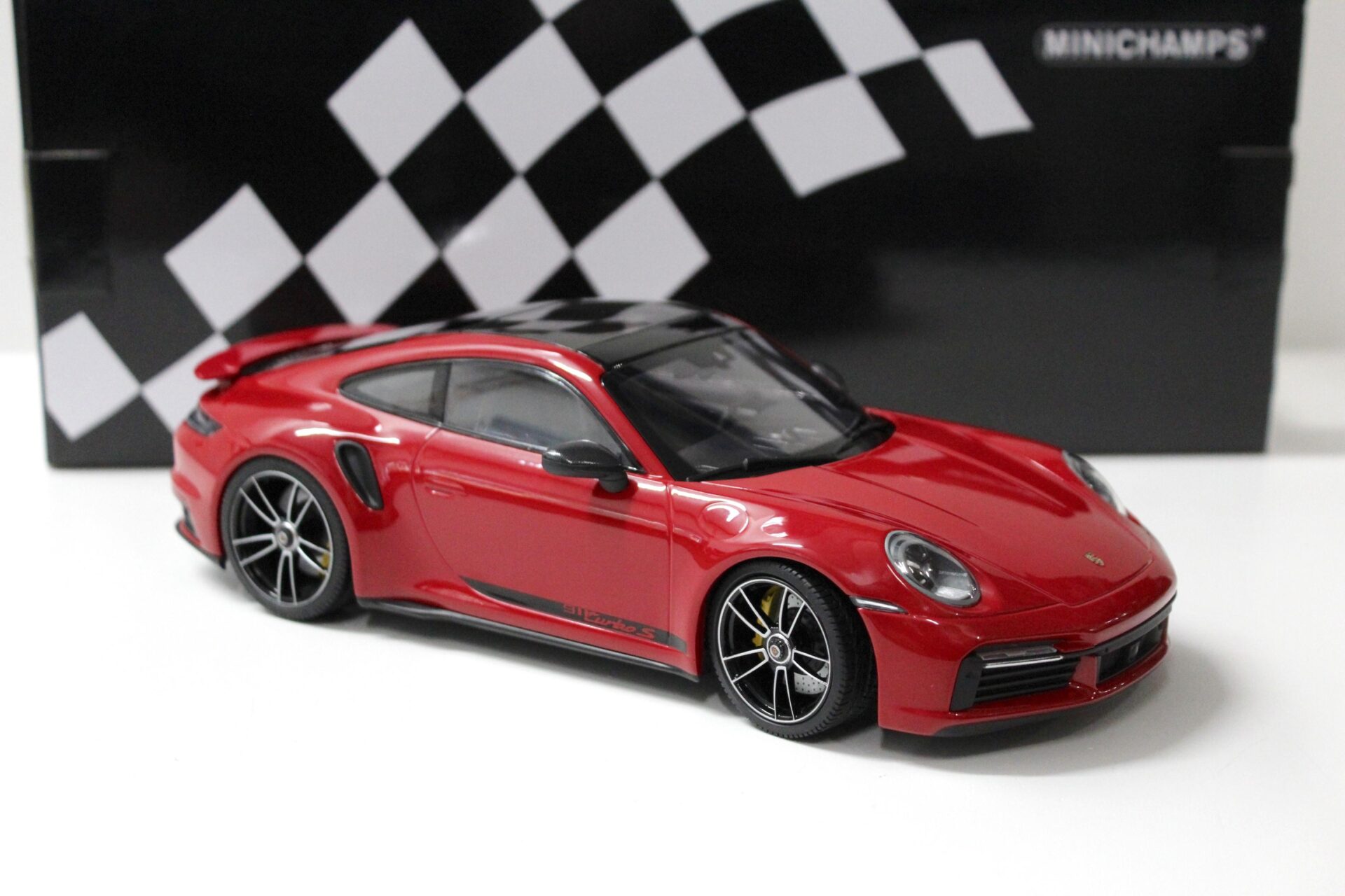 1:18 Minichamps Porsche 911 (992) Turbo S Coupe 2020 red