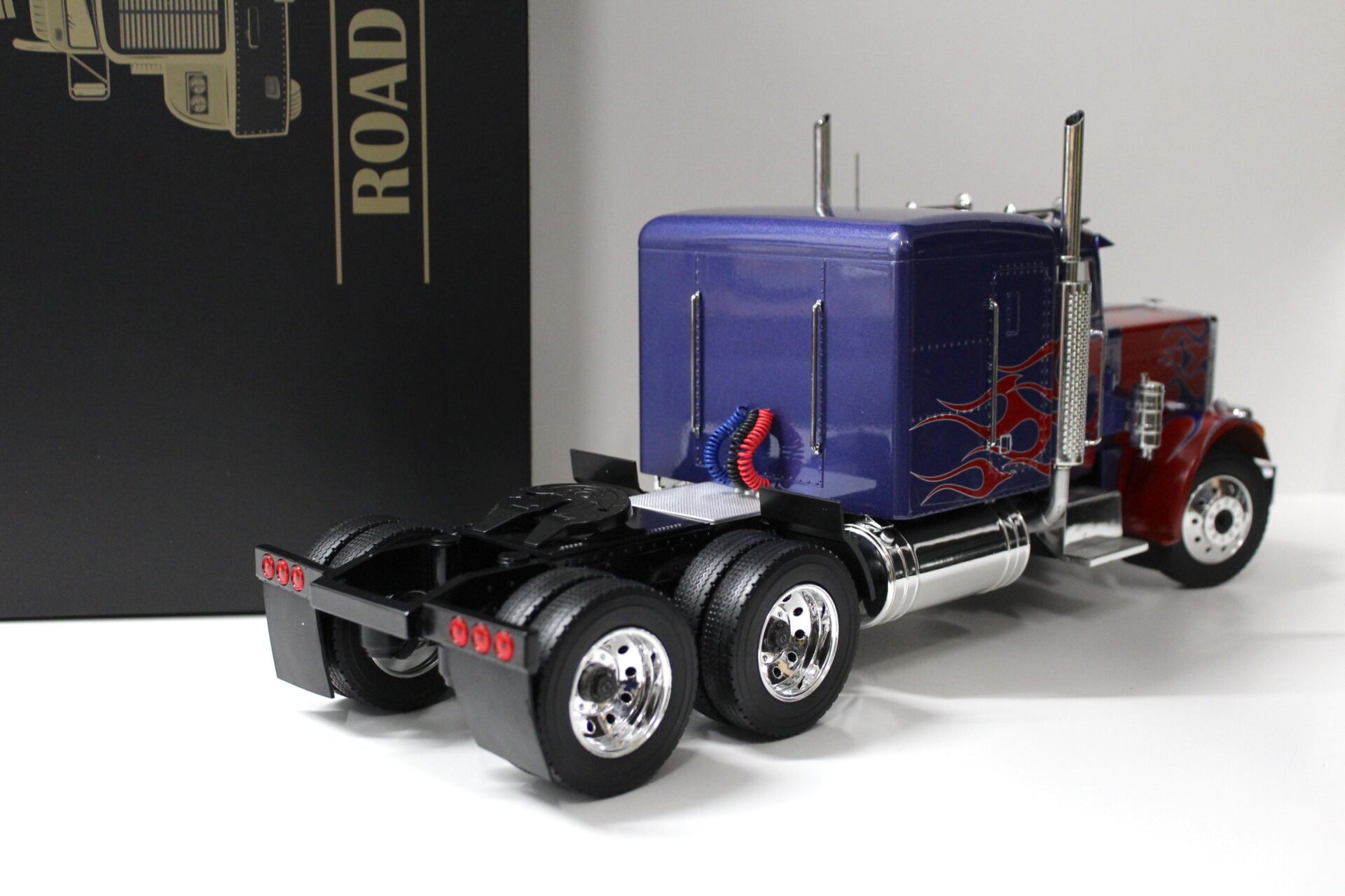 1:18 Road Kings Peterbilt 359 SZM 1967 blue metallic/ red flames