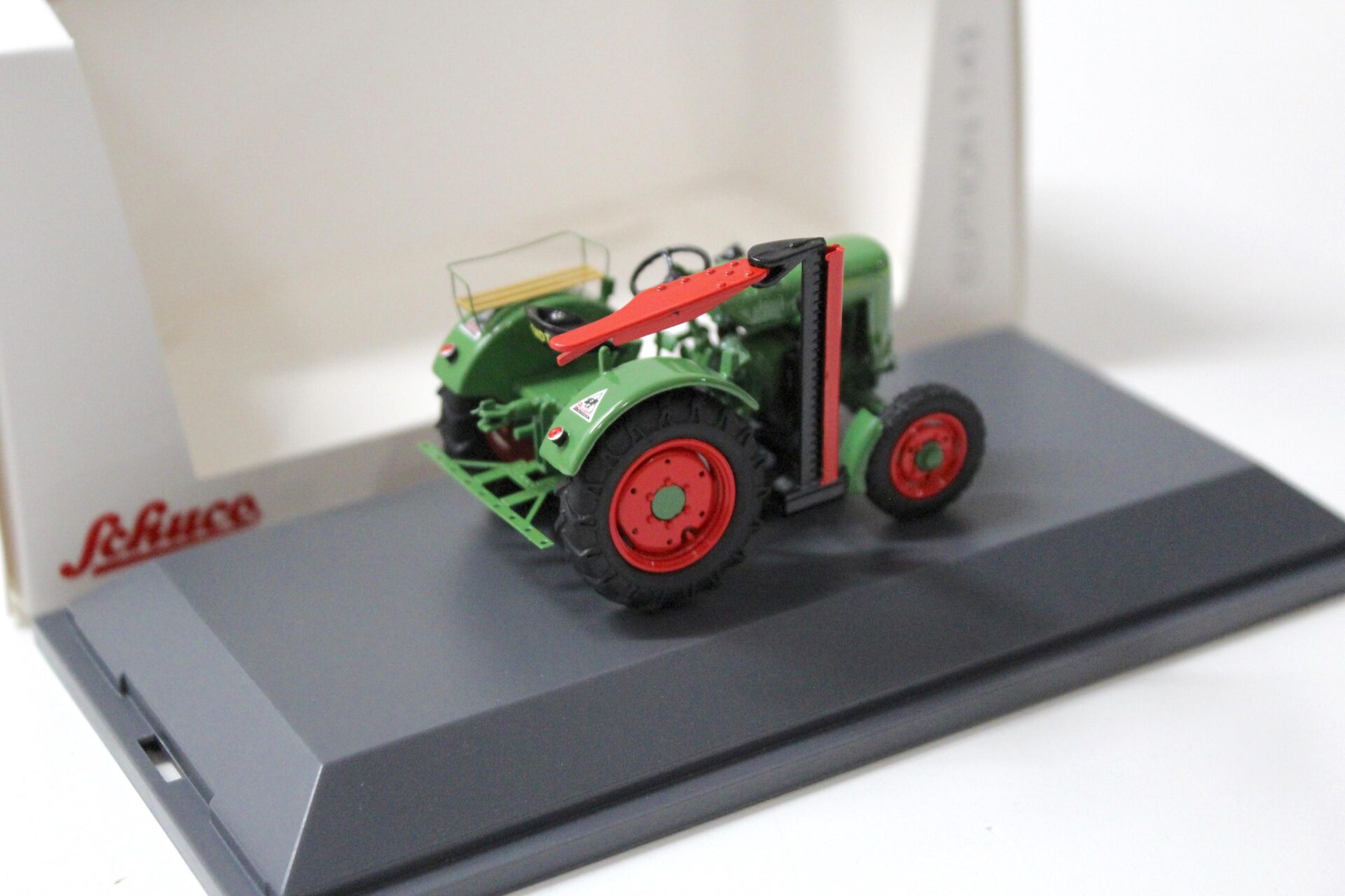 1:43 Schuco Fendt F20G Dieselross Traktor mit Mähbalken green