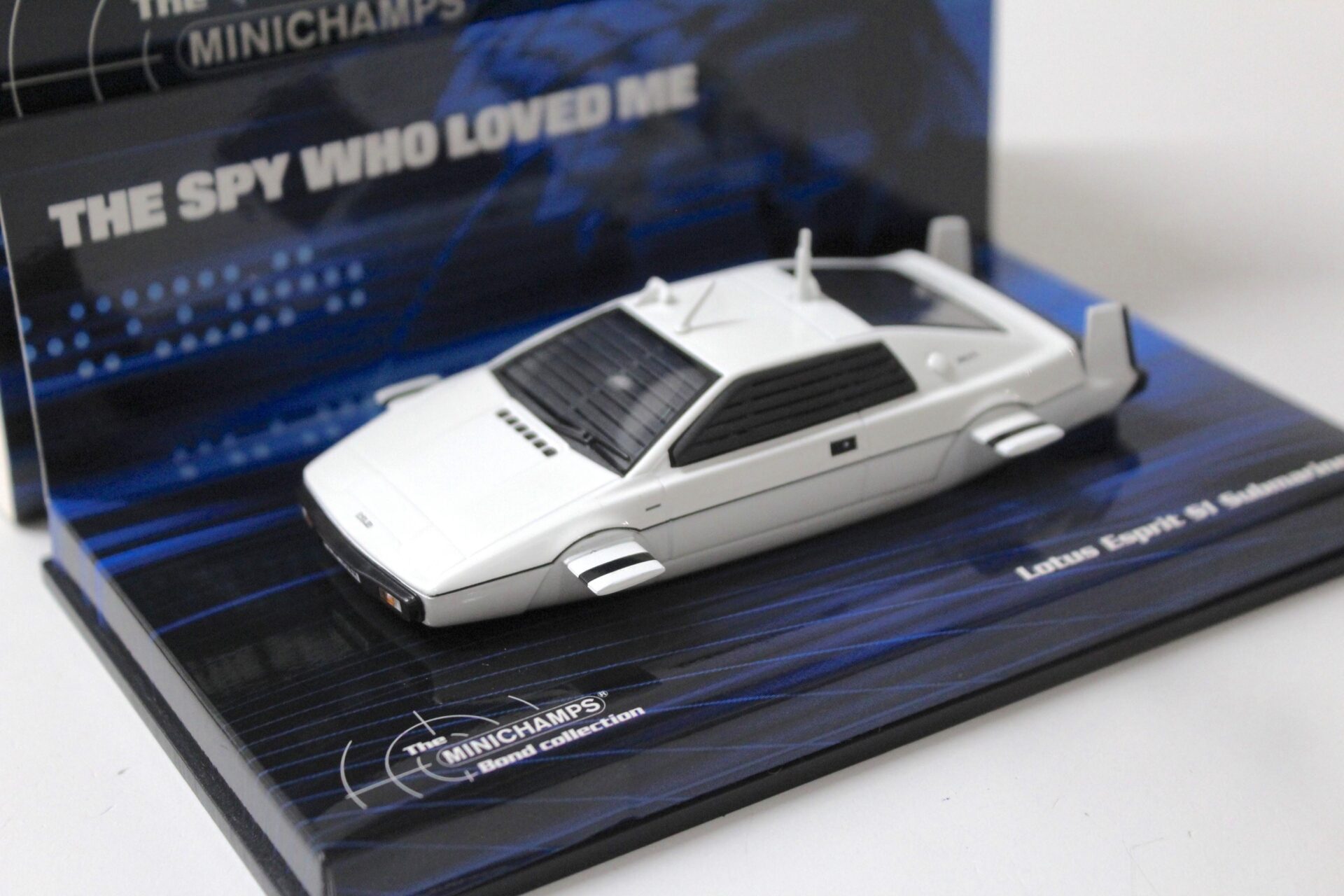 1:43 Minichamps Lotus Esprit S1 Submarine white James Bond 007