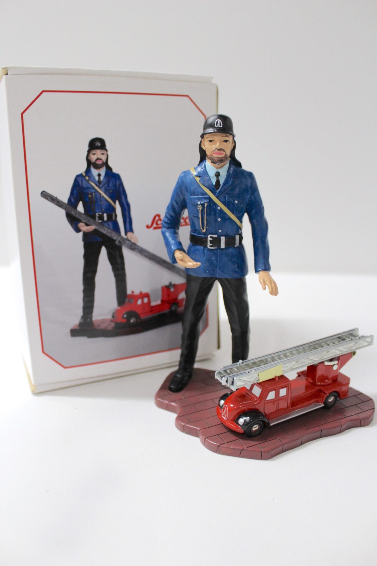 ID 54566 orig 1.jpg Original Schuco Piccolo Figur Feuerwehrmann mit Magirus Feuerwehr