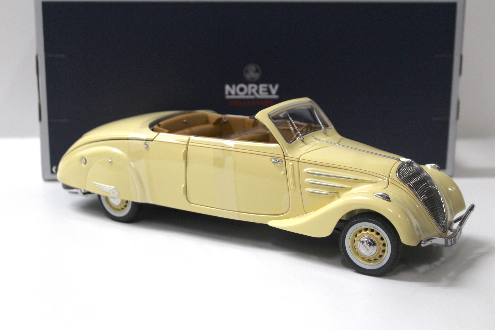 1:18 Norev Peugeot 402 Eclipse 1937 beige & Caramel
