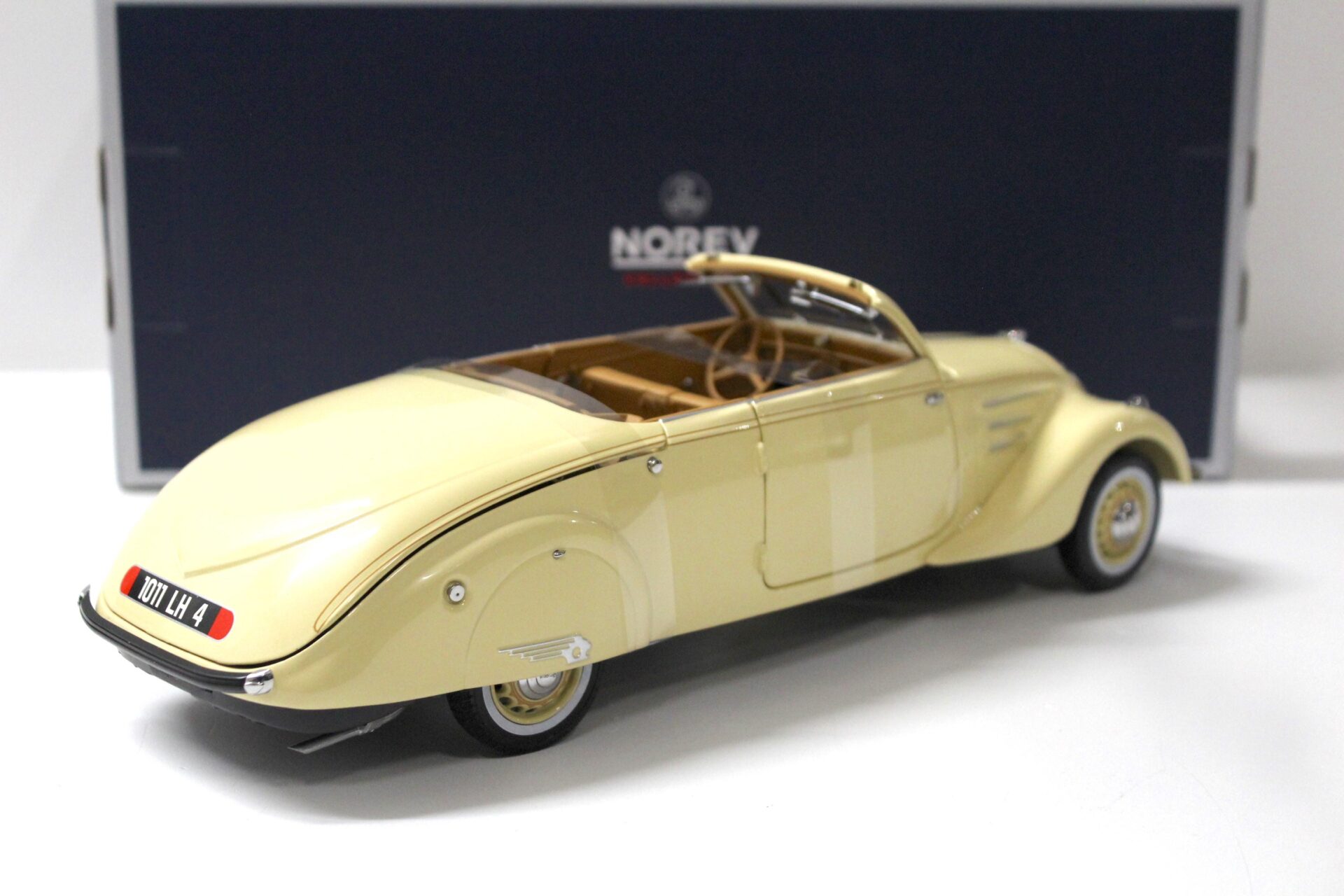 1:18 Norev Peugeot 402 Eclipse 1937 beige & Caramel