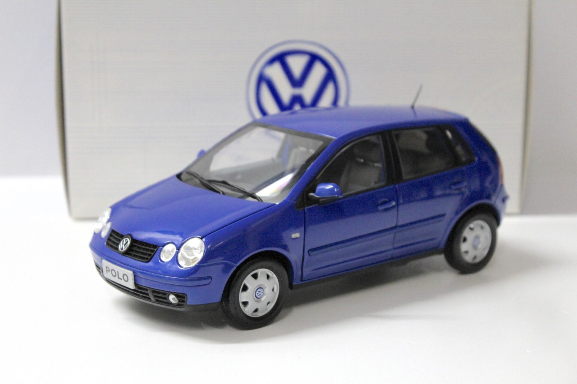 ID 54611 orig.jpg 1:18 Anson VW Polo 2001 blue DEALER VERSION