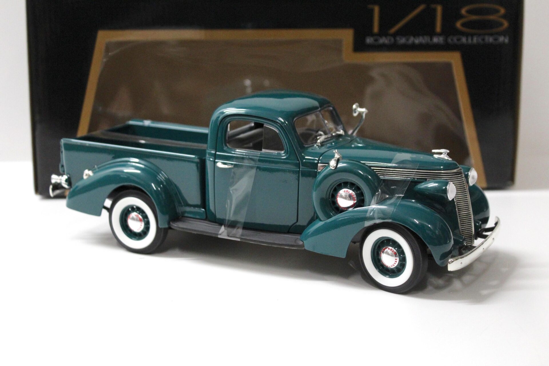 1:18 Road Signature Studebaker Coupe Express Pick Up dark green 1937