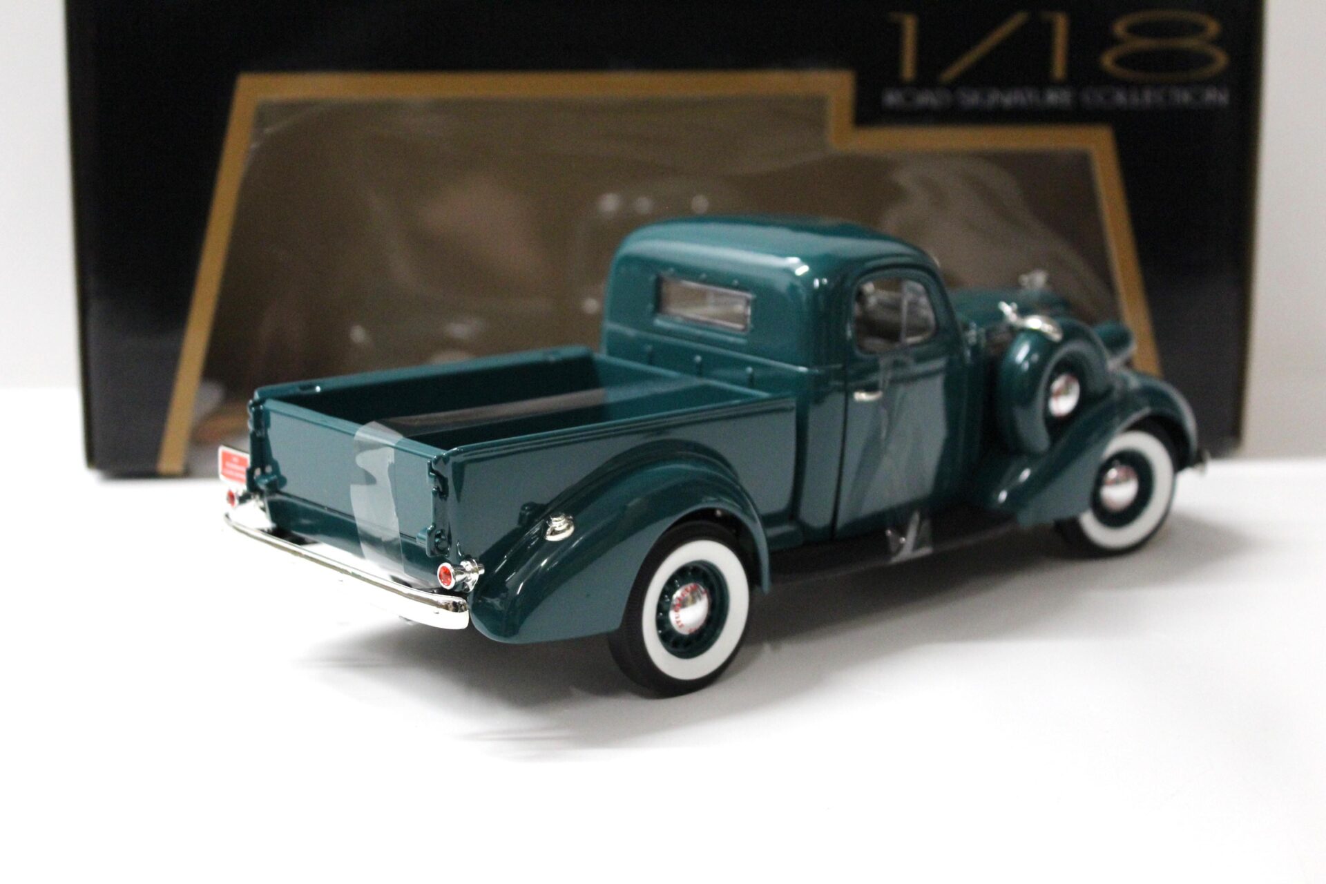 1:18 Road Signature Studebaker Coupe Express Pick Up dark green 1937