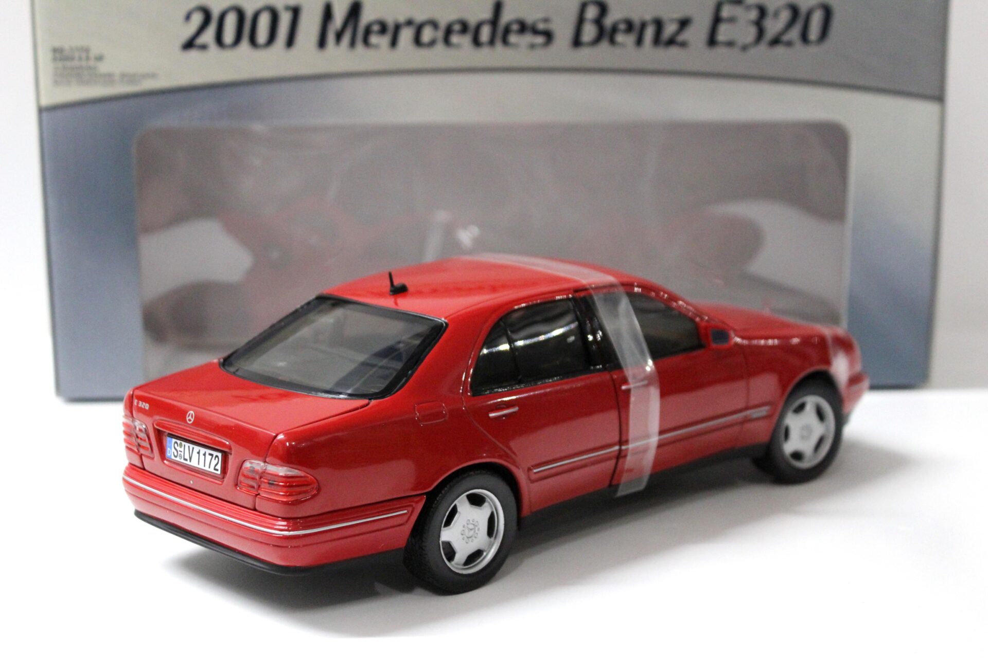 1:18 Sun Star Mercedes E320 Limousine Avantgarde red 2001