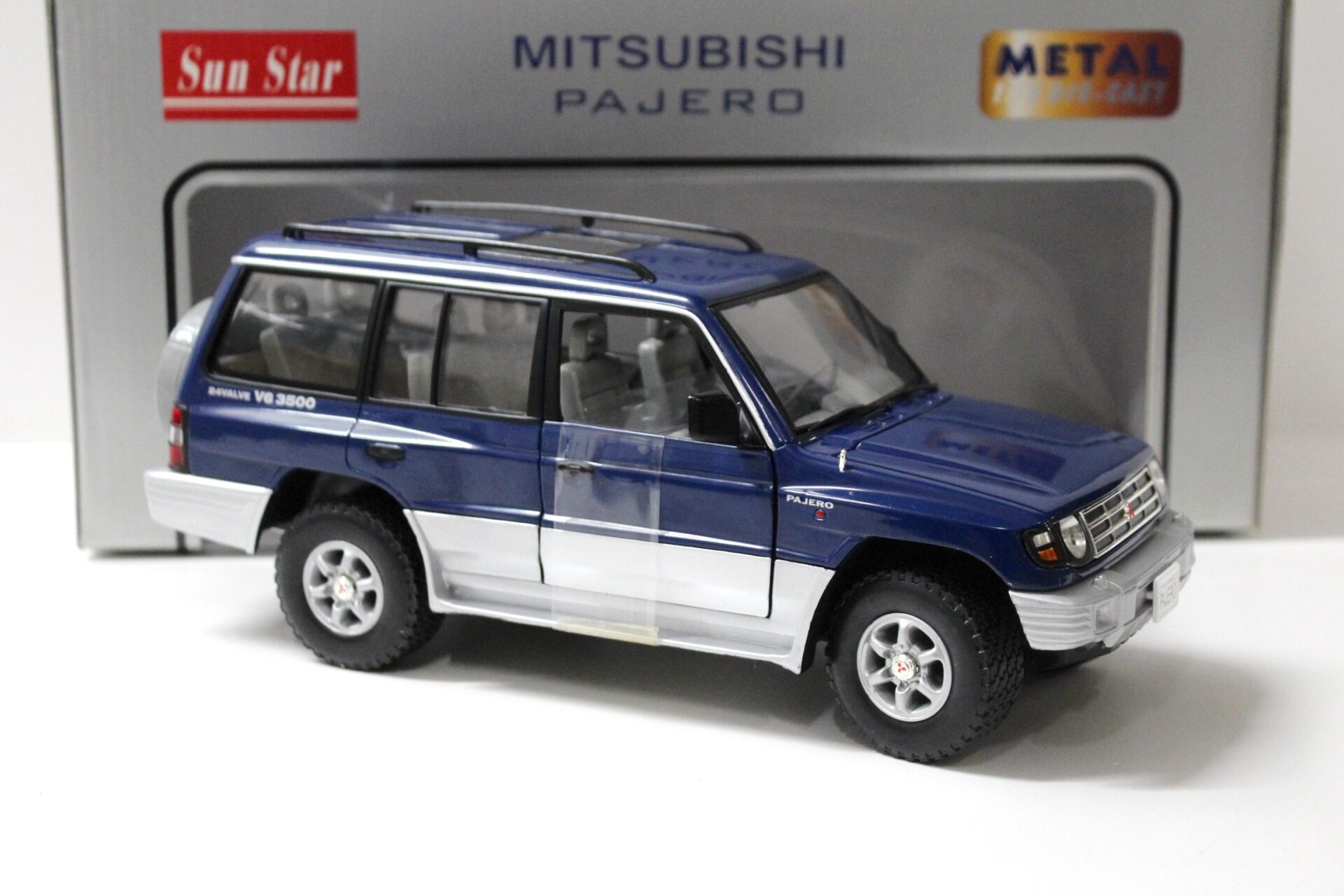 1:18 Sun Star Mitsubishi Pajero 24Valve V6 - 3500 blue 1998