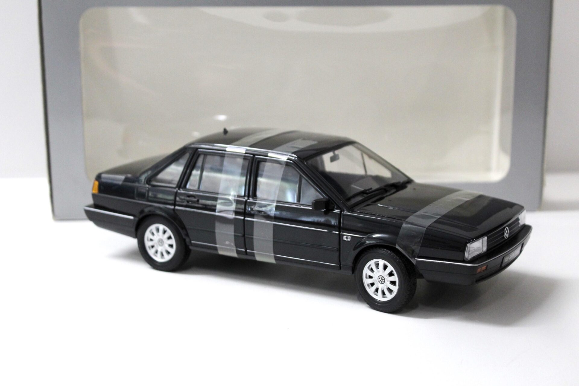 1:18 Welly VW Santana Passat B2 Stufenheck black
