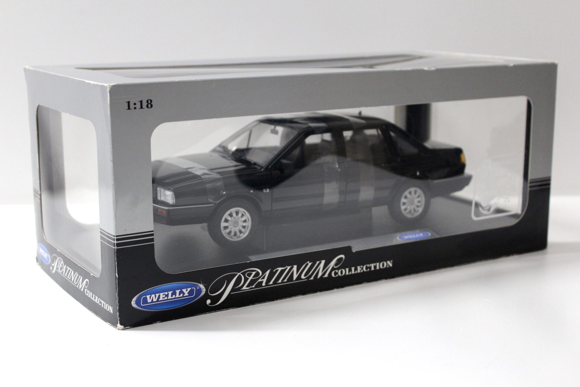 1:18 Welly VW Santana Passat B2 Stufenheck black