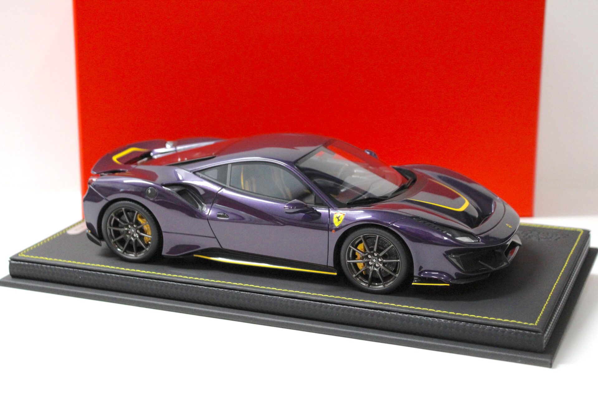 1:18 BBR Ferrari 488 Pista Hong Kong Violet/ yellow stripes Limited 24 pcs.
