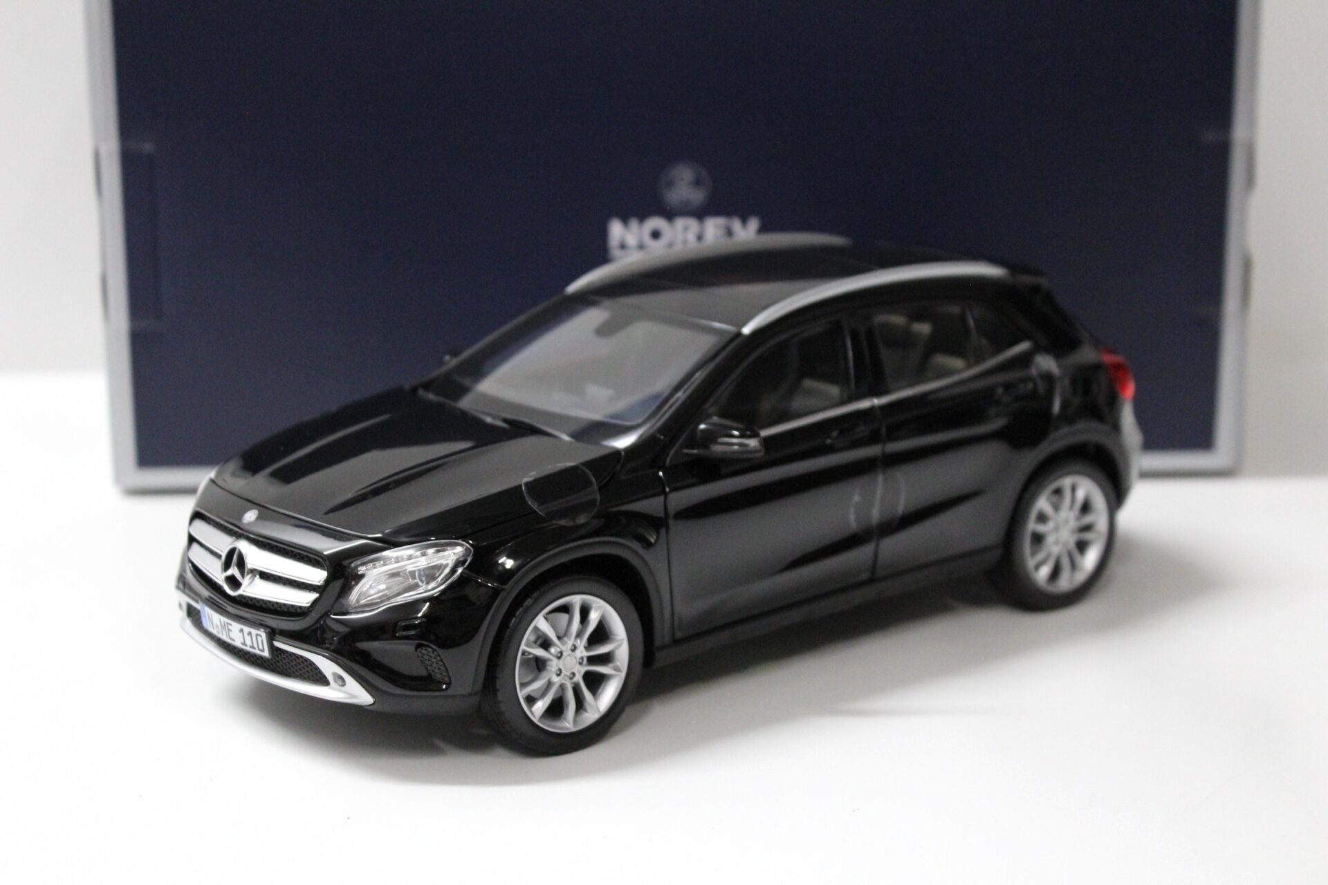 ID 55014 orig 1.jpg 1:18 Norev Mercedes GLA -Klasse 2014 black