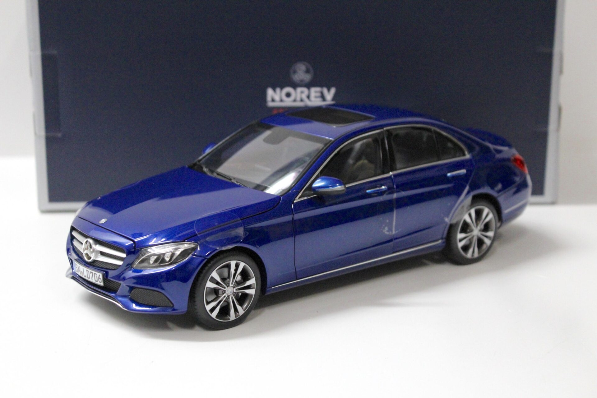 ID 55018 orig.jpg 1:18 Norev Mercedes C-Klasse Limousine Avantgarde 2014 blue metallic