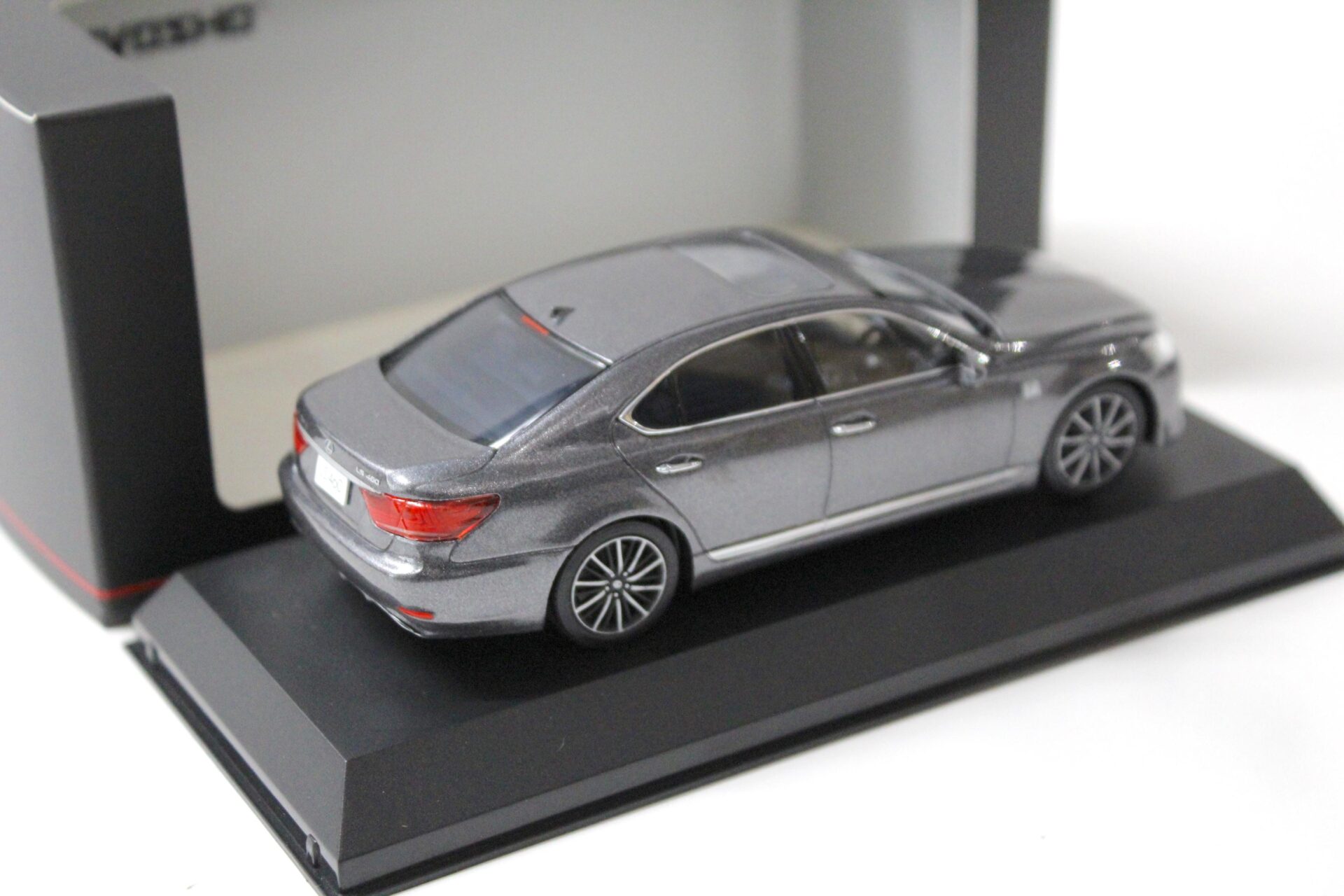 1:43 Kyosho Lexus LS460 "F Sport" Limousine Mercury Gray MC.