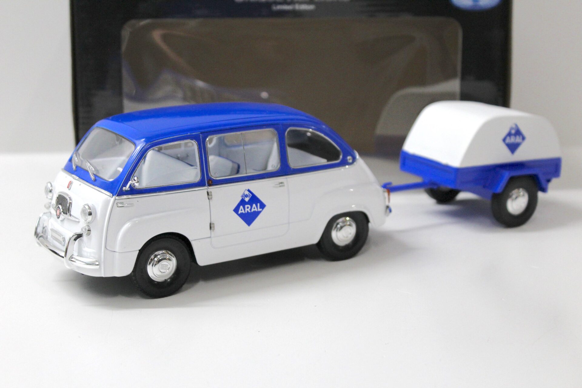 1:18 La Mini Miniera Fiat 600 D Multipla + Trailer ARAL white/ blue
