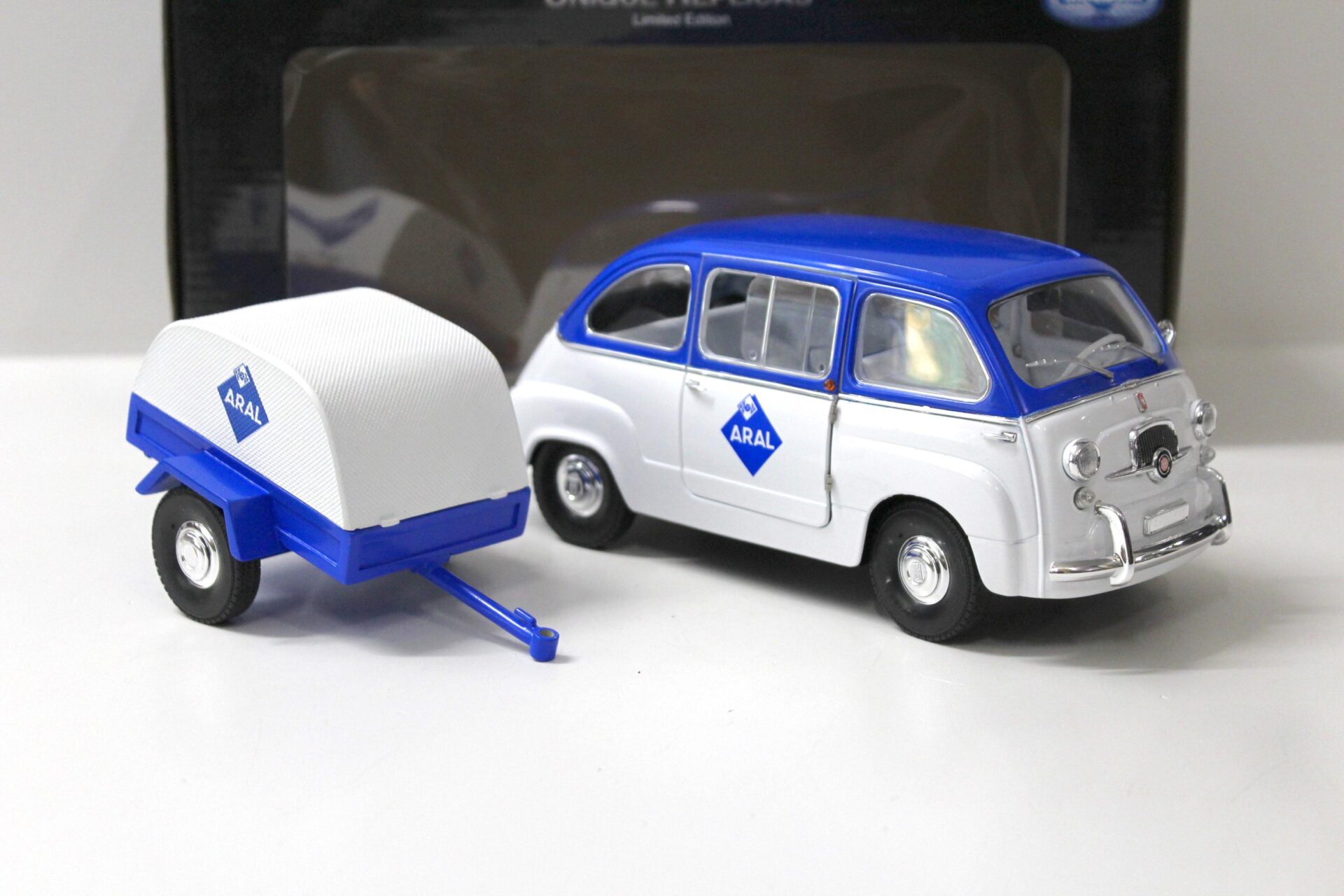 1:18 La Mini Miniera Fiat 600 D Multipla + Trailer ARAL white/ blue