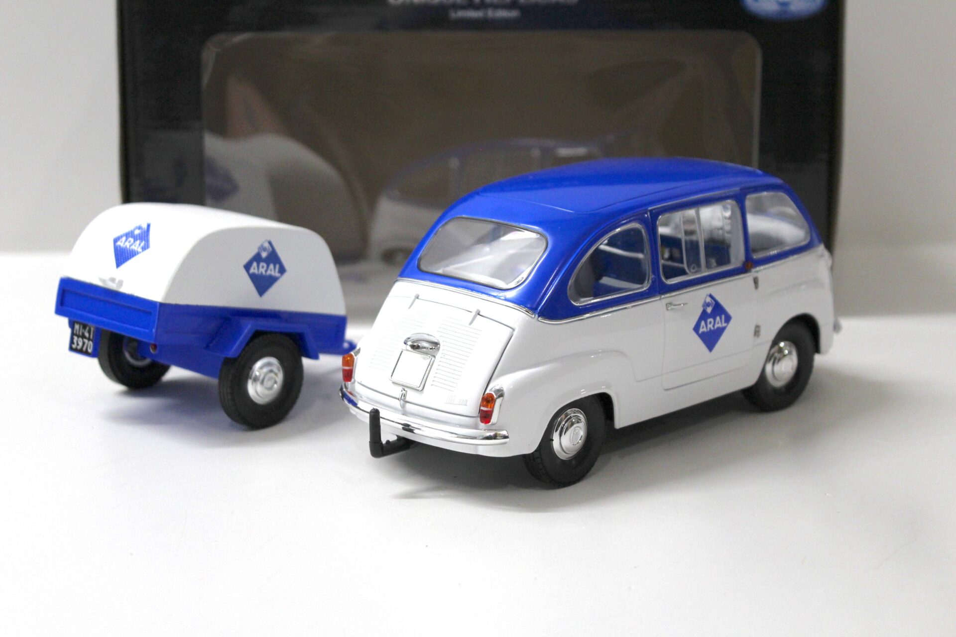 1:18 La Mini Miniera Fiat 600 D Multipla + Trailer ARAL white/ blue
