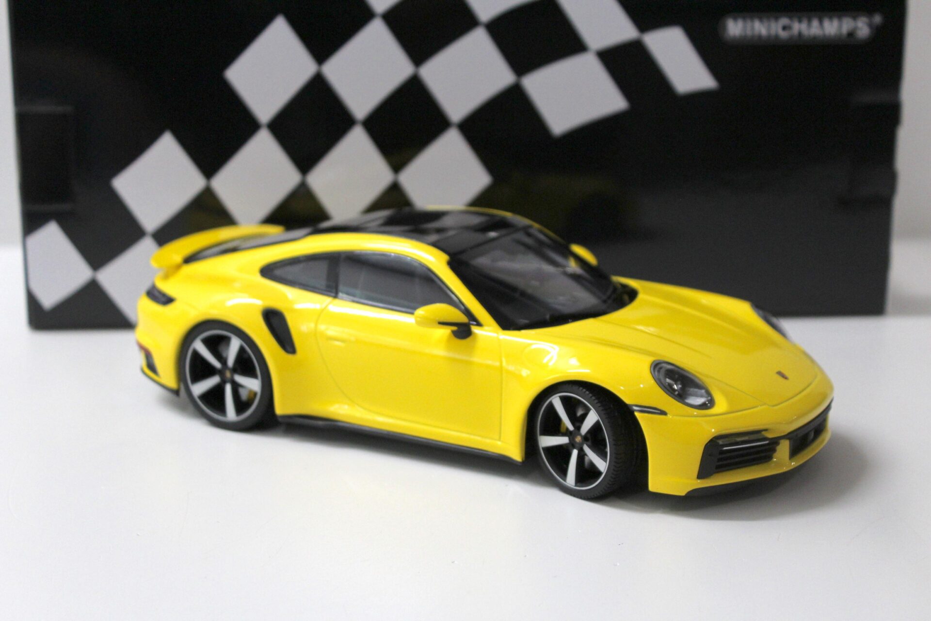 1:18 Minichamps Porsche 911 (992) Turbo S Coupe 2020 yellow